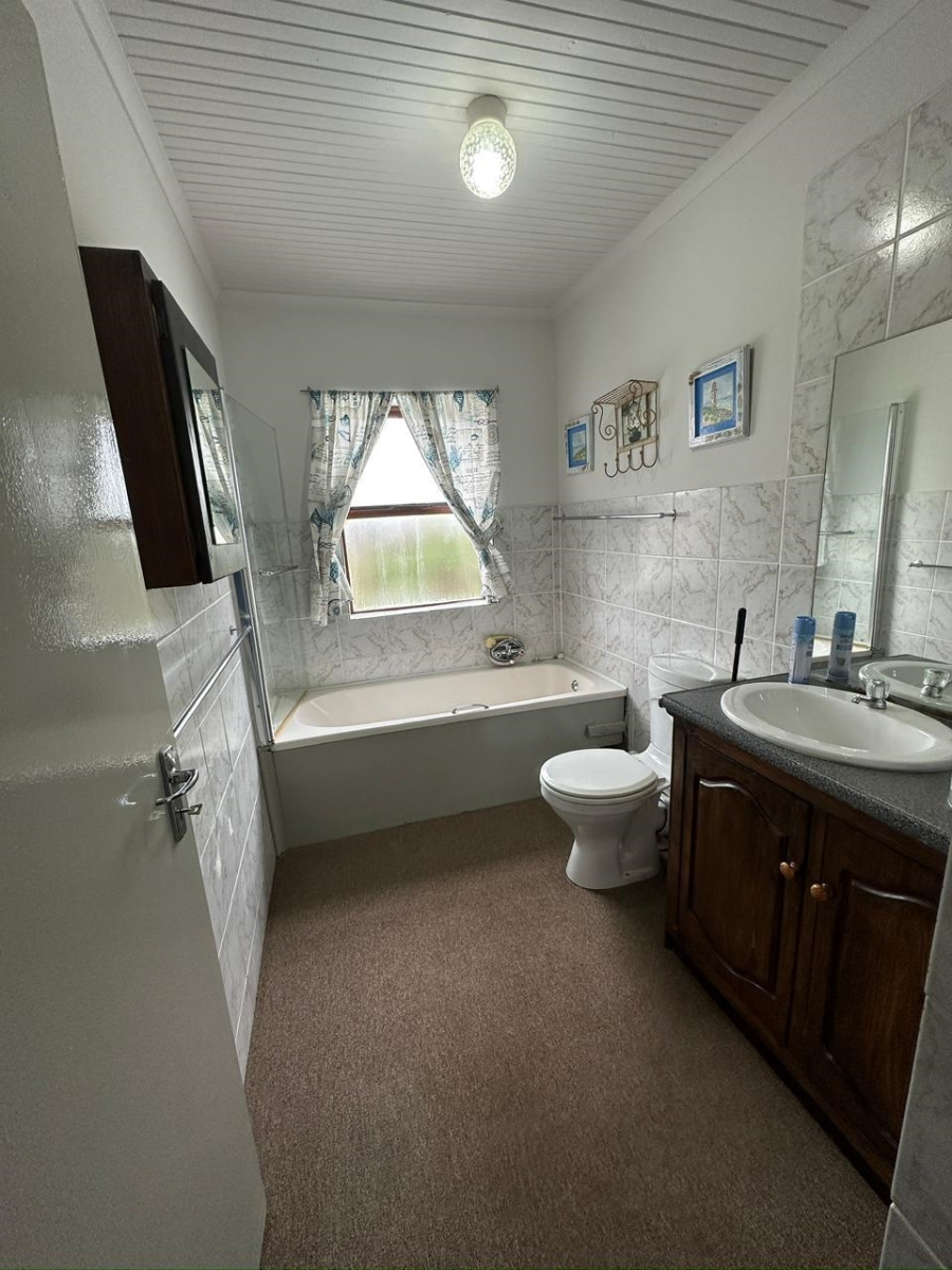 To Let  Bedroom Property for Rent in Wavecrest Eastern Cape